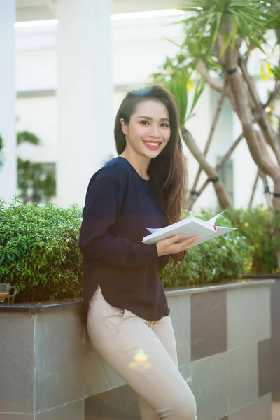 Retrato Una Estudiante Sonriente Leyendo Libro Mientras Está Parada Aire — Foto de Stock