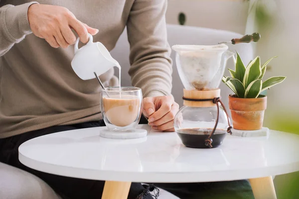 Bebida Café Mano Del Hombre Vertiendo Leche Vaso Café Expreso — Foto de Stock