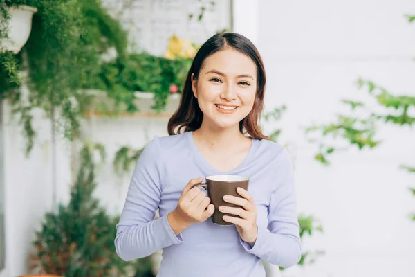 Mujer Disfrutar Café Balcón — Foto de Stock