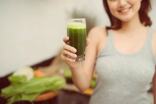 Pretty Young Woman Drinking Vegetable Smoothie Her Kitchen — Stock Photo, Image