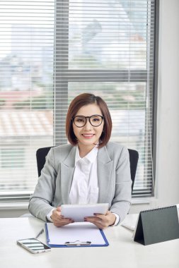 Asya işkadını tablet bilgisayarınızla ofis masası çalışma.