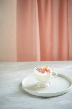 çilek tablo ile taze organik yoğurt