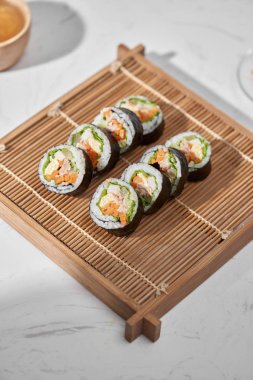 Korece rulo buğulanmış beyaz pirinç (bap) ve çeşitli diğer malzemelerle yapılmış Gimbap(kimbob)
