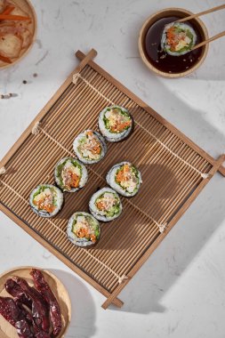 Korece rulo buğulanmış beyaz pirinç (bap) ve çeşitli diğer malzemelerle yapılmış Gimbap(kimbob)