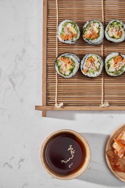 Korece rulo buğulanmış beyaz pirinç (bap) ve çeşitli diğer malzemelerle yapılmış Gimbap(kimbob)