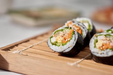 Korece rulo buğulanmış beyaz pirinç (bap) ve çeşitli diğer malzemelerle yapılmış Gimbap(kimbob)