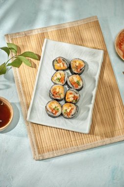 Korece rulo buğulanmış beyaz pirinç (bap) ve çeşitli diğer malzemelerle yapılmış Gimbap(kimbob)