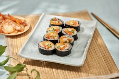 Korece rulo buğulanmış beyaz pirinç (bap) ve çeşitli diğer malzemelerle yapılmış Gimbap(kimbob)