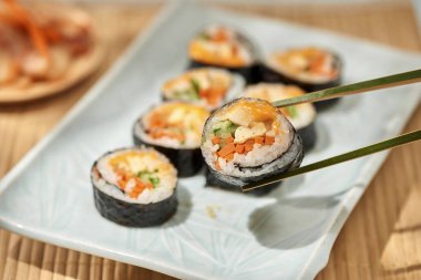 Korece rulo buğulanmış beyaz pirinç (bap) ve çeşitli diğer malzemelerle yapılmış Gimbap(kimbob)