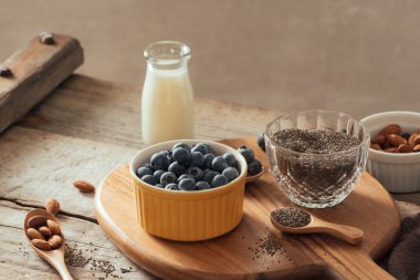 Chia puding taze meyveleri ve badem sütü. Superfood kavramı. Vegan, vejetaryen ve organik ürünleri ile sağlıklı beslenme diyet