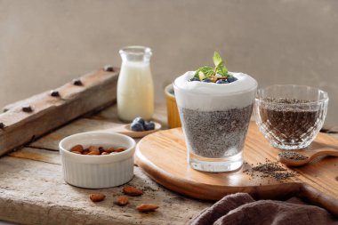 Chia pudingi çilek ve süt, tatlı tatlı, sağlıklı kahvaltı superfood kavramı besleyici ile