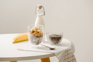 Olgun dilimlenmiş muz ve fıstık ile dekore edilmiş muz chia yoğurt puding