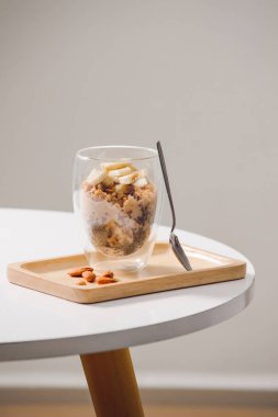 Sağlıklı yemeye hazır besleyici bir kahvaltı - granola badem, chia tohum, muz ve Kivi Meyve ve çilek ile ve süt ile bir kavanoz