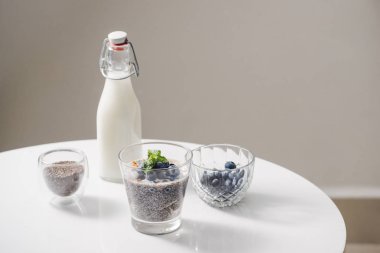 Chia puding taze meyveleri ve badem sütü. Superfood kavramı. Vegan, vejetaryen ve organik ürünleri ile sağlıklı beslenme diyet