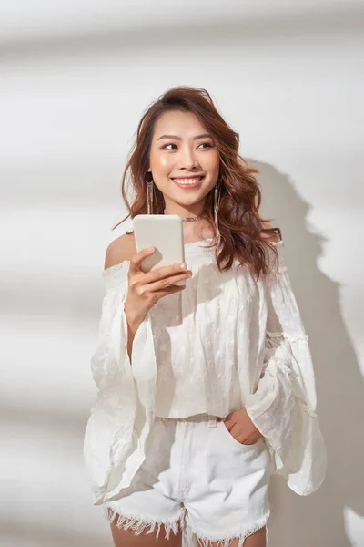 Feliz Mulher Asiática Roupas Moda Segurando Smartphone Alegra Enquanto Olha — Fotografia de Stock