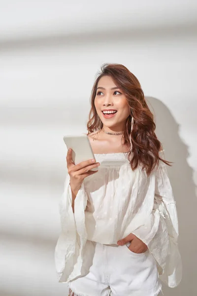 Feliz Mulher Asiática Roupas Moda Segurando Smartphone Alegra Enquanto Olha — Fotografia de Stock