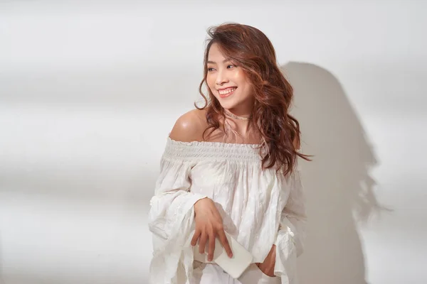 Sonriente Mujer Asiática Positiva Con Hermosa Cara Emocional Escuchando Música —  Fotos de Stock