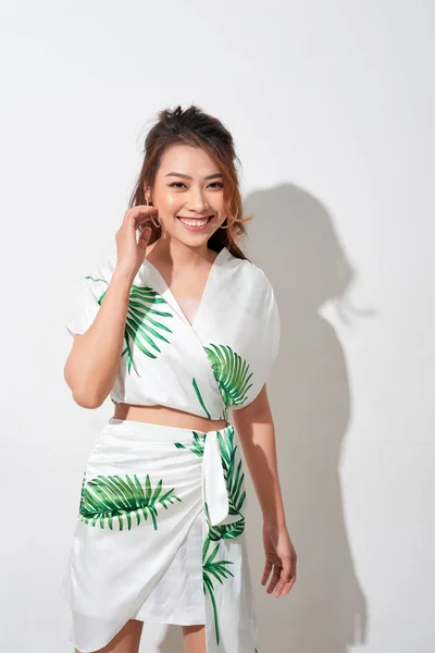 Mulher Bonita Impressão Tropical Vestido Verde Branco — Fotografia de Stock