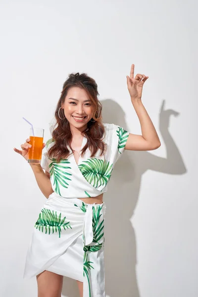 Mulher Asiática Nova Bonita Com Suco Laranja Camisa Tropical Fundo — Fotografia de Stock