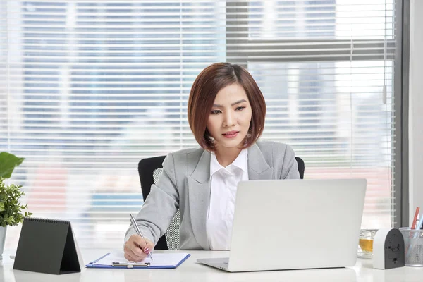Mujer Negocios Joven Atractiva Confiada Que Trabaja Oficina — Foto de Stock