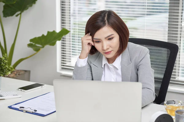 Depressief Benadrukt Jonge Aziatische Zakenvrouw Met Laptop Problemen Lijden — Stockfoto