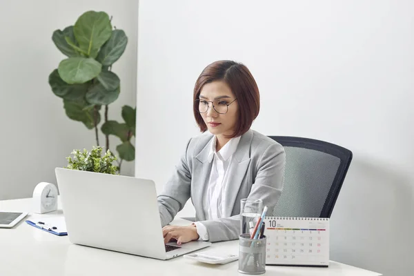 Atractiva Mujer Negocios Está Sentado Escritorio Con Computadora Calendario Oficina — Foto de Stock