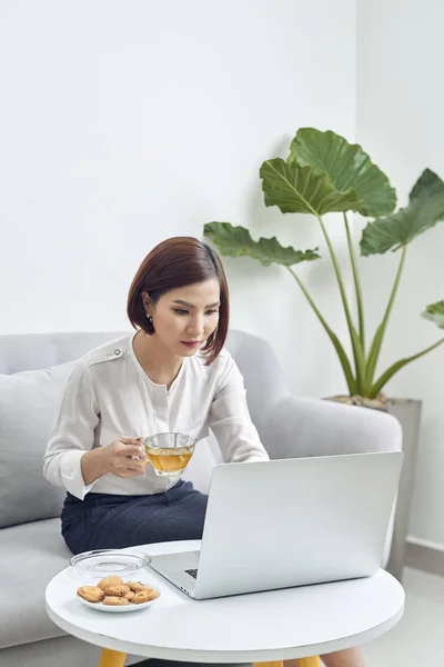 Bonito Jovem Sorrindo Mulher Asiática Trabalhando Laptop Beber Café Sala — Fotografia de Stock