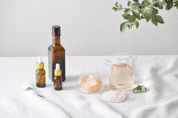 Aromatherapie Kleine Glazen Flessen Met Cosmetische Oliën Badzout Vers Blad — Stockfoto