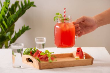 Elini tut karpuz karpuz meyve suyuyla