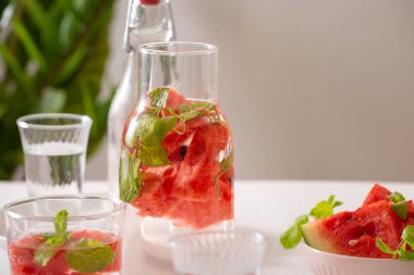 Beyaz arka planda karpuz infaşlı su