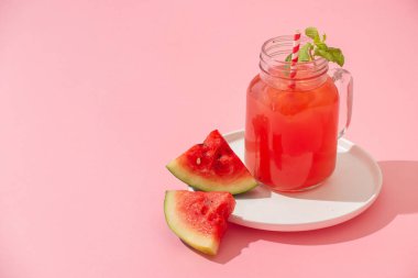 Pembe arka planda watermelin jiuce