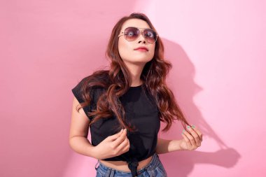 rahat yazlık giysi ve gözlük şık bayan.