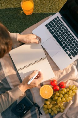 Not defterini çimlerin üzerine yazıyorum.