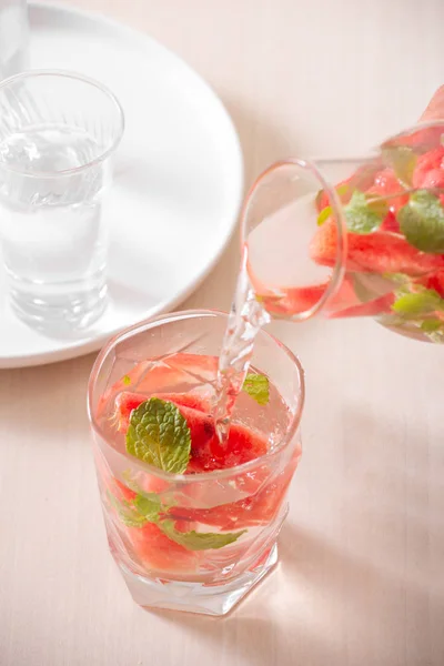 Wassermelone Wasser Auf Weißem Hintergrund — Stockfoto