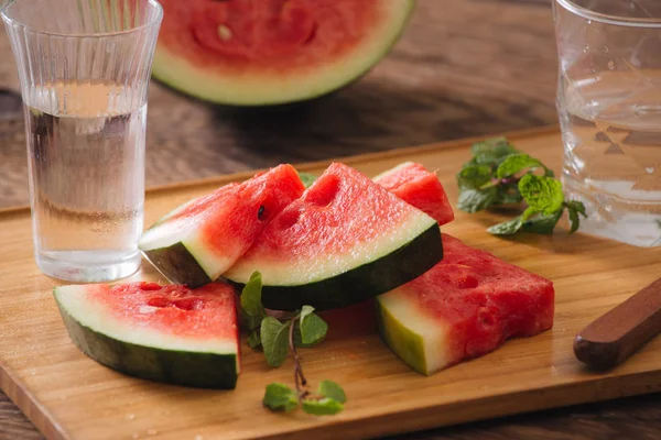 Wassermelone Scheiben Geschnitten Auf Dem Holz Hintergrund — Stockfoto