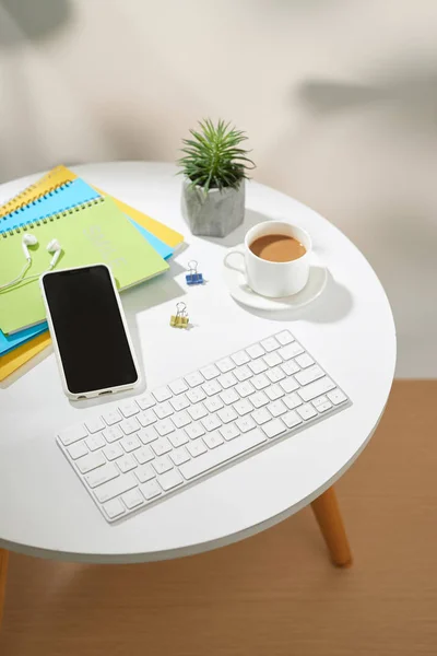 Mesa Escritório Com Vista Superior Espaço Trabalho Com Telefone Móvel — Fotografia de Stock