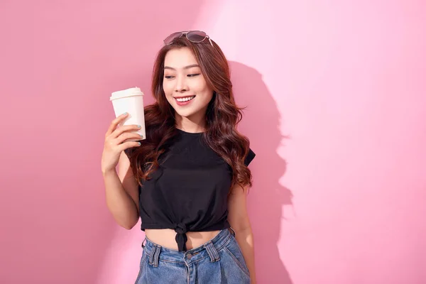 Fashion Wanita Cantik Dengan Cangkir Kopi Mengenakan Pakaian Hitam Atas — Stok Foto