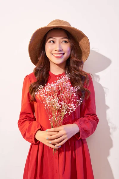 Lovely Young Woman Summer Dress Straw Hat Posing While Holding — Stock Photo, Image