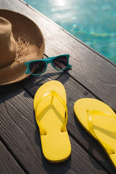 Hut Sonnenbrille Und Flip Flops Pool — Stockfoto