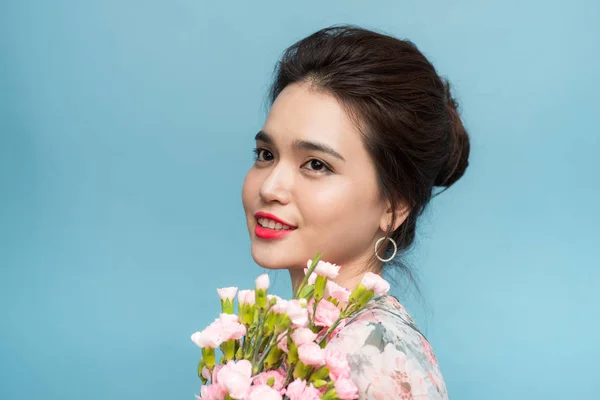青い背景に花束を持つ魅力的なアジアの女性の肖像画 — ストック写真
