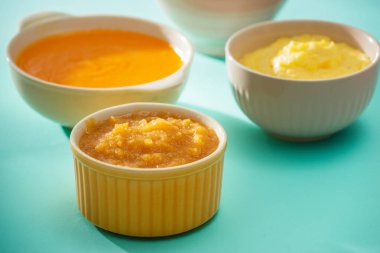 Bebek maması olan kaseler. Pişirme için malzemelerle meyve ve sebze püresi çeşitli kase