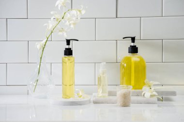 Ayarlamak beyaz orkide, yağ, tuz ile spa