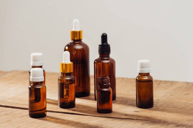 Ahşap masa mum ışığı ile temel yağlar şişe. Spa sağlık seti.