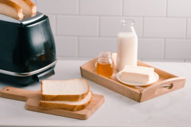 Sabah yemek için lezzetli seyir tost ekmek sayfası