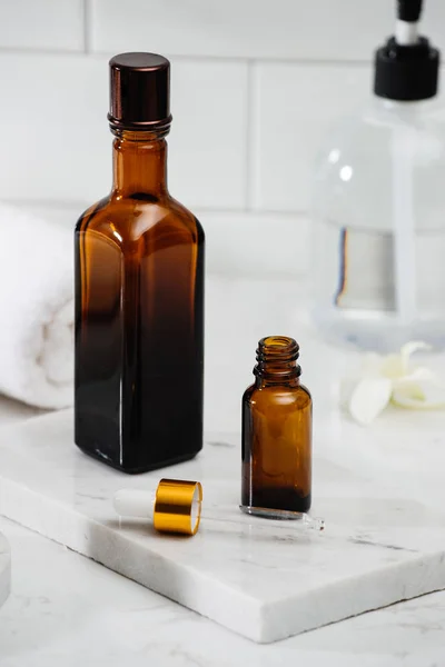 Flaskor Med Essentials Massageoljor Handdukar Och Zen Stenar Spa Sammansättning — Stockfoto