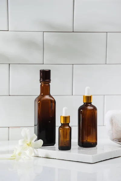 Différentes Bouteilles Cosmétiques Isolées Sur Blanc — Photo