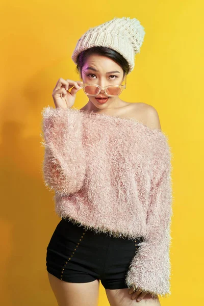 Emotioneel Aziatisch Meisje Met Kleurrijke Make Poseren Gele Achtergrond Met — Stockfoto