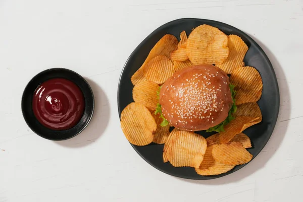 ファーストフード ハンバーガー メニューのフライド ポテトとケチャップのある静物 — ストック写真