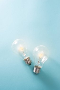 Mavi arkaplanda ampuller