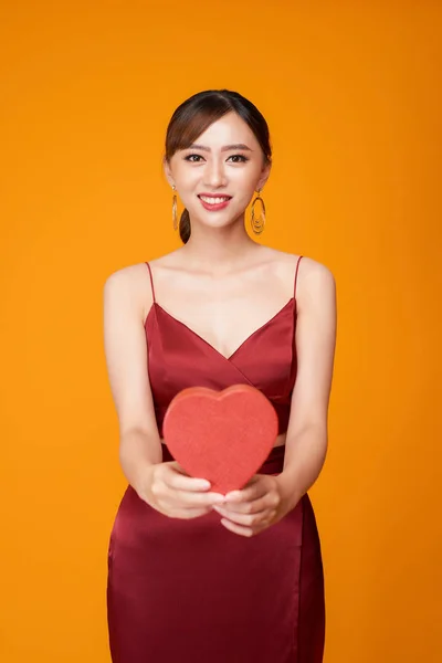 Retrato de mujer hermosa con caja en forma de corazón rojo —  Fotos de Stock
